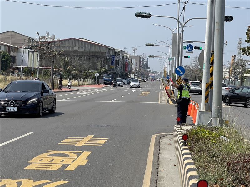 警方在掃墓易壅塞路段指揮交通。（圖／警方提供）