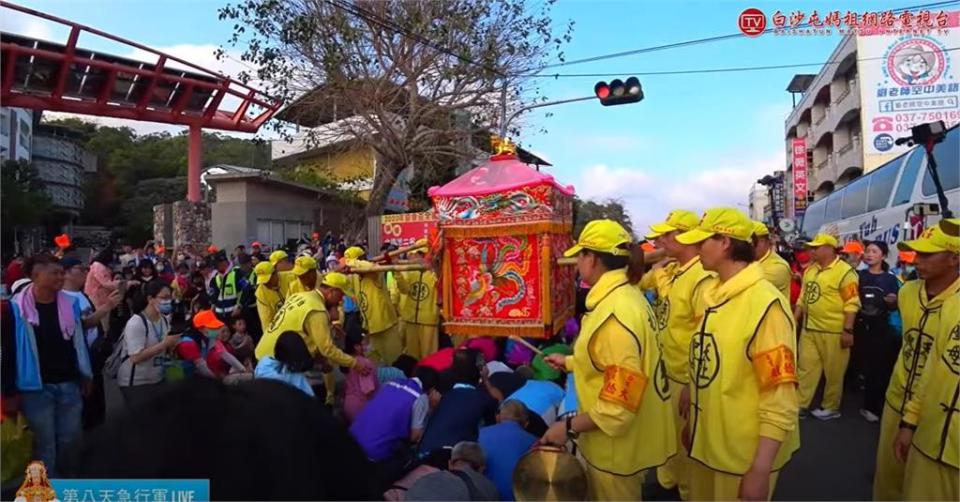 為追白沙屯媽祖自製「休息專車」！他下秒發現悲劇急問「怎辦？」網笑：明年繼續