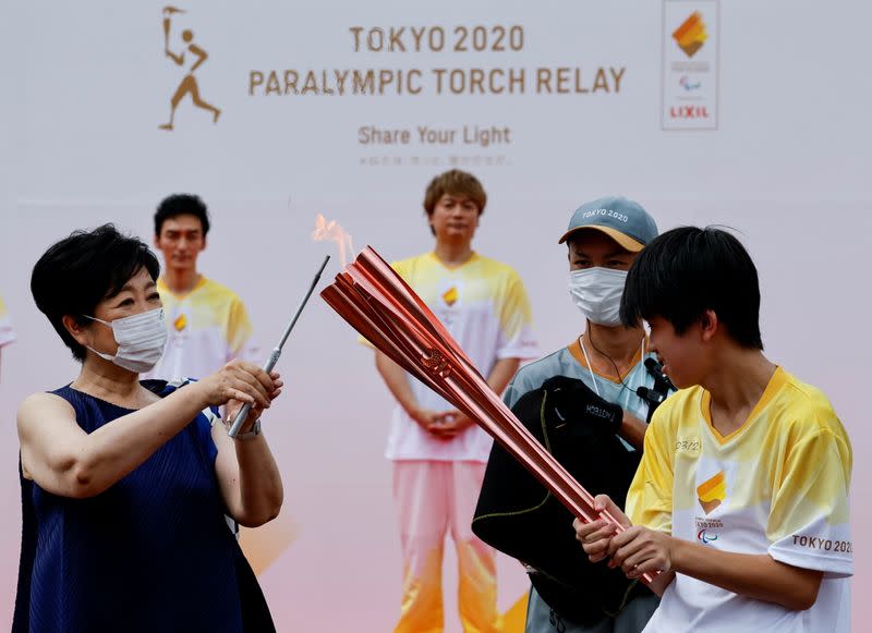 La gobernadora de Tokio, Yuriko Koike, enciende la antorcha paralímpica durante la ceremonia de llegada de la llama paralímpica en Tokio
