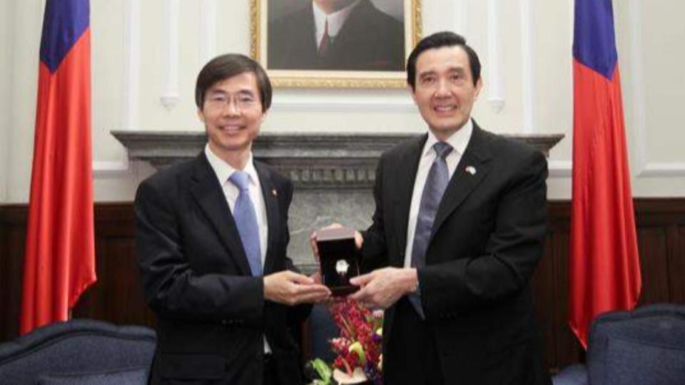 南韓國會議員、「韓台議員親善協會」成員的趙慶泰（左），曾在2013年訪問台灣。（圖／翻攝自總統府）