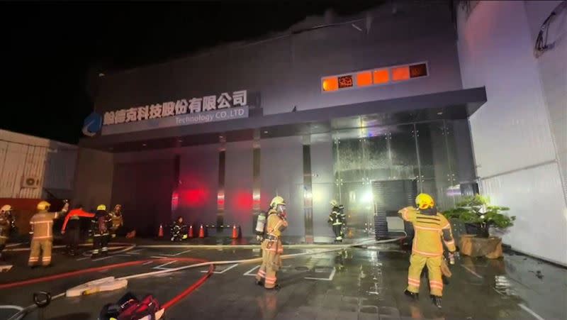 深夜台南仁德傳出工廠大火，已延燒三間廠房。（圖／翻攝畫面）