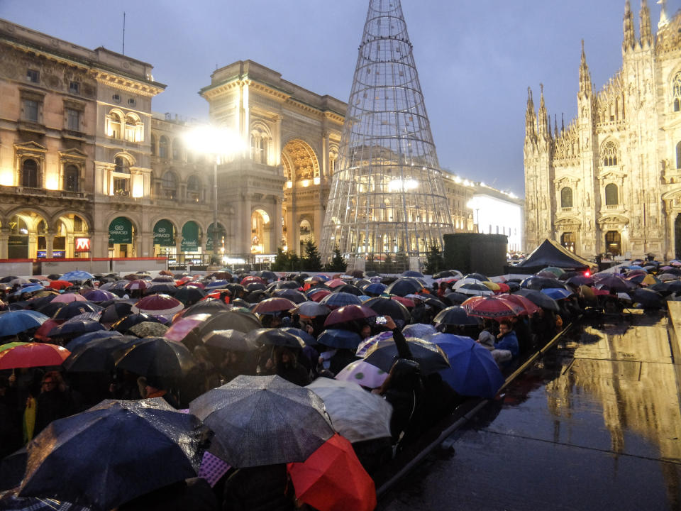 25mila sotto la pioggia per dire "Milano non si lega". Le Sardine nuotano e si prendono piazza Duomo. Roberto Saviano: "Una piazza non contro, ma per i diritti". Mattia Santori, fondatore del movimento: "Restiamo lontani dalla politica ma saremo sempre più nelle piazze".