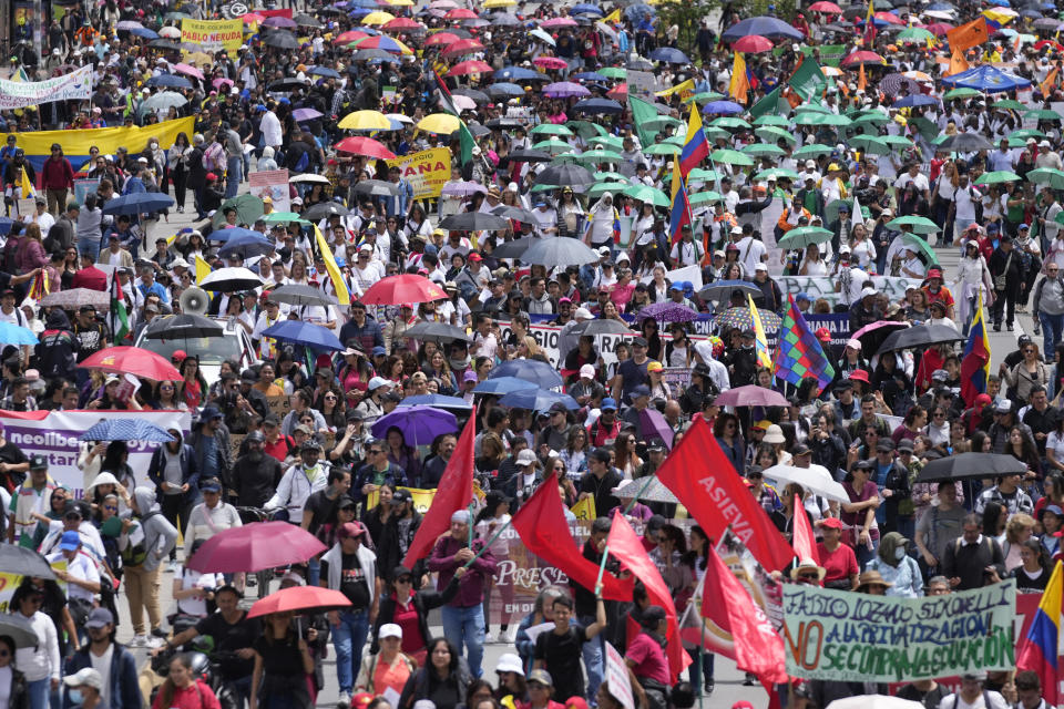 Profesores marchan contra una reforma educativa que está en manos del Legislativo, en Bogotá, Colombia, el lunes 17 de junio de 2024. (AP Foto/Fernando Vergara)