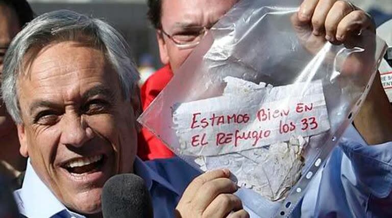 El presidente Sebastián Piñera celebraba que los 33 mineroes estén vivos
