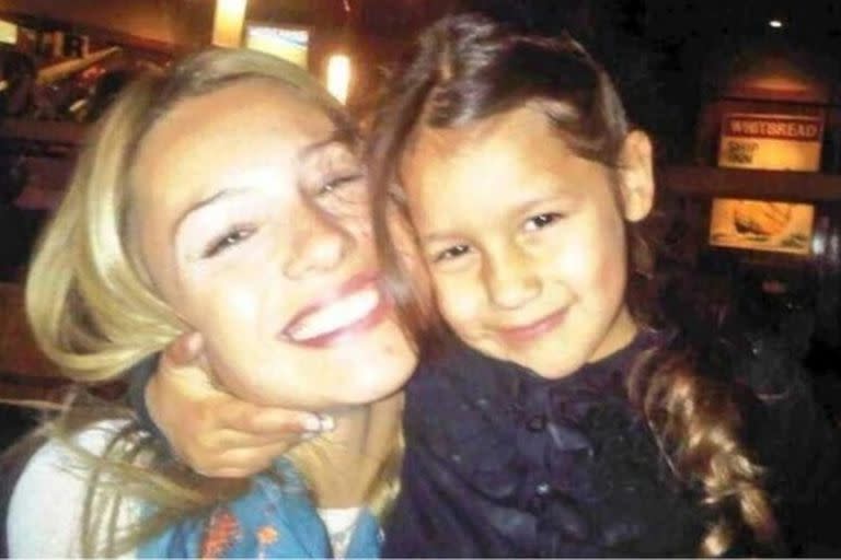 Pampita y su increíble parecido de chica con su hija Blanca