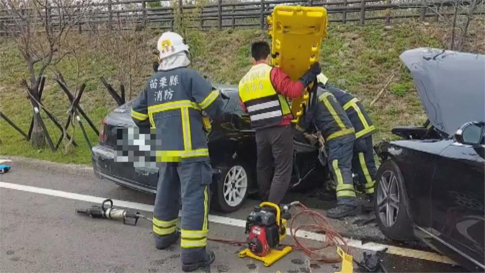 三灣兩車高速對撞成廢鐵  父子慘死.母搶救中