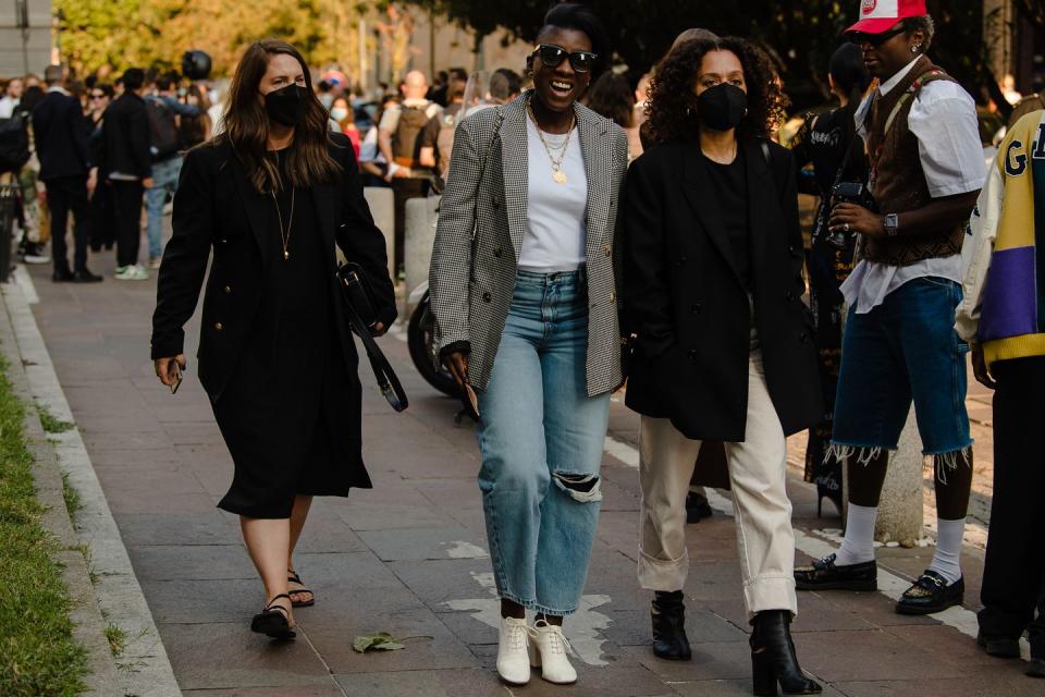 <p>BAZAAR's Nicole, Nikki, and Samira keep it simple and chic.</p>