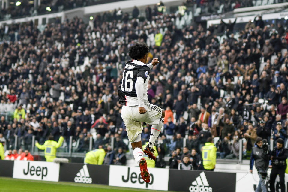 El colombiano Juan Cuadrado festeja tras anotar por la Juventus en duelo con Brescia en la Serie A, en el Estadio Allianz de Turín, Italia, el domingo 16 de febrero de 2020. (Marco Alpozzi/Lapresse vía AP)