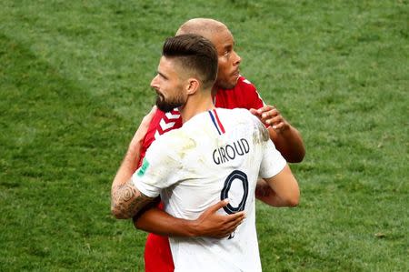 El delantero francés Olivier Giroud (9) abraza al danés Mathias Jorgensen al término de su duelo por el grupo C de la Copa del Mundo de la FIFA en Moscú, jun 26, 2018. REUTERS/Axel Schmidt