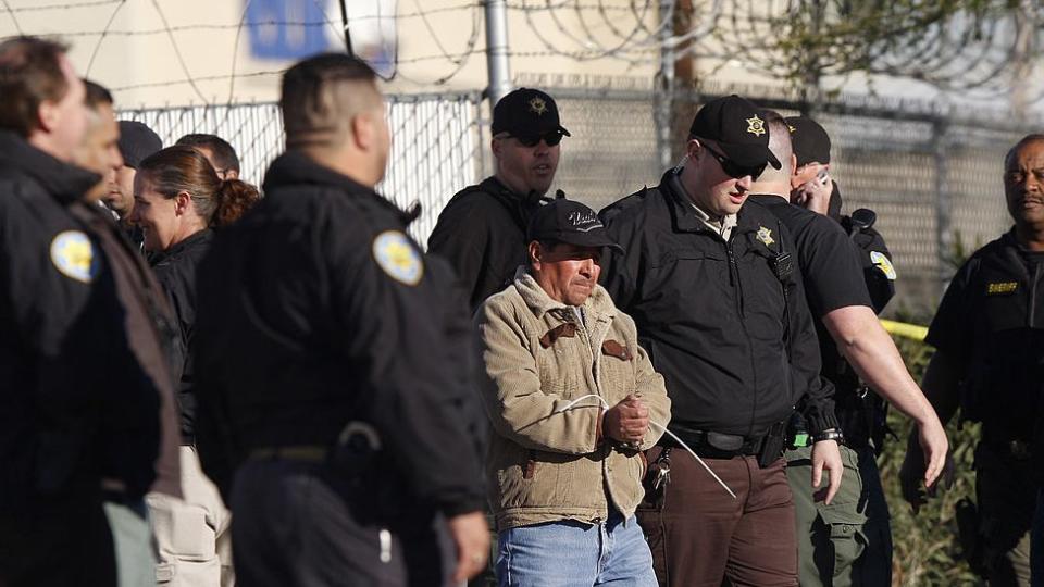 Un hombre es arrestado durante una redada para detener a inmigrantes indocumentados en Phoenix, Arizona, en 2009.