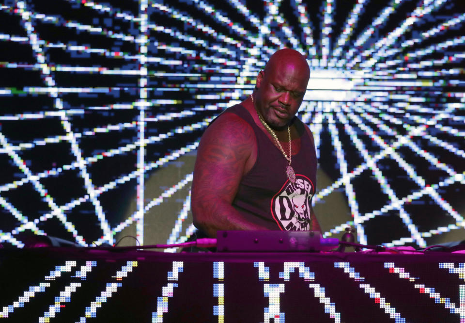 ARCHIVO - El exjugador de la NBA Shaquille O' Neal, quien usa el nombre artístico de DJ Diesel, en Shaq's Fun House en Miami durante un evento previo del Super Bowl el 1 de febrero de 2020. O'Neal llevará su Shaq's Fun House a Arizona para el Super Bowl de 2023. (Foto AP/Lynne Sladky, archivo)