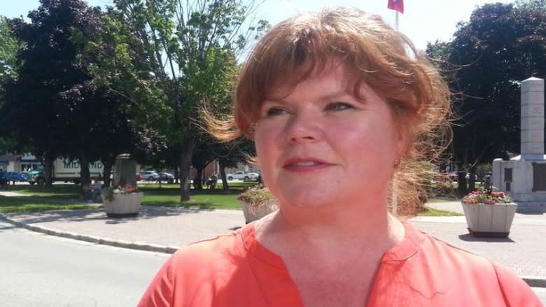 Public Service Minister Judy Foote offers emergency pay cheques amid Phoenix debacle