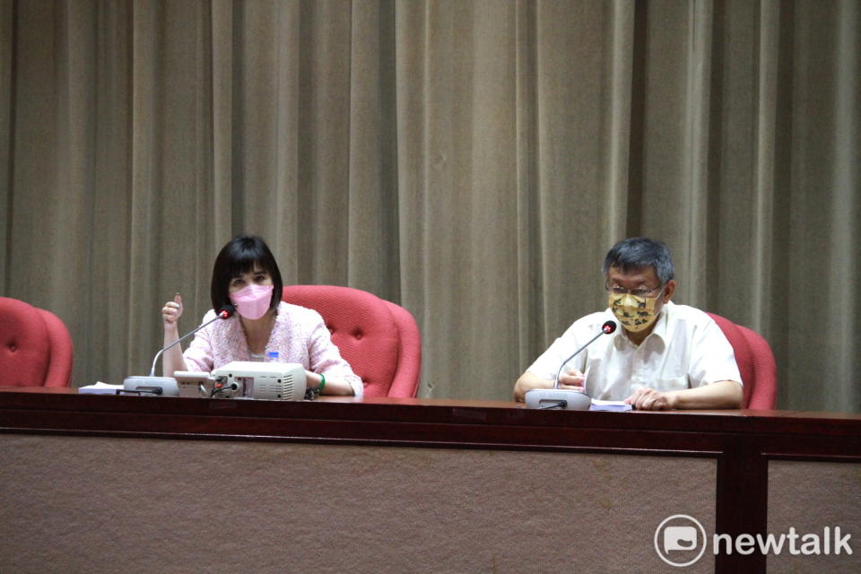 台北市長柯文哲（右）、國民黨團書記長王欣儀（左）。   圖：周煊惠 / 攝