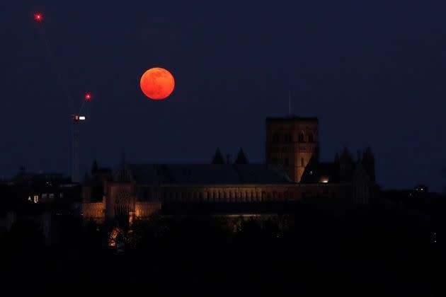 <p>La pleine lune du 27 février 2021, derrière la cathédrale Saint-Alban de Saint Albans, au Royaume-Uni.</p>