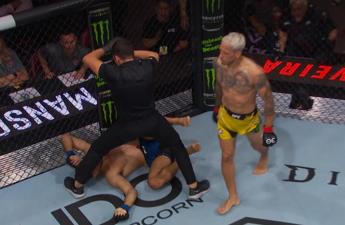 Ufc 289 Results Charles Oliveira Swarms Beneil Dariush For Incredible First Round Tko Yahoo