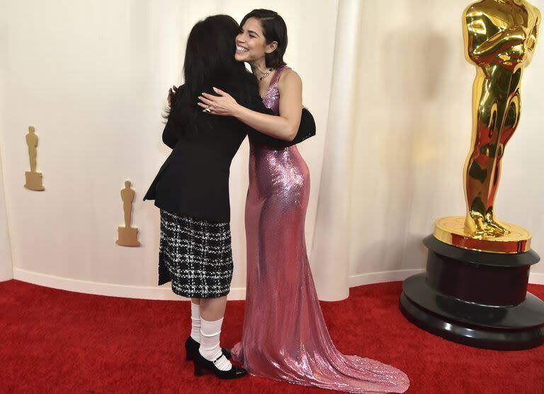 Abrazo de nominadas. Billie Eilish y America Ferrera se saludan cálidamente al verse en la alfombra roja. La cantante compite con su tema 