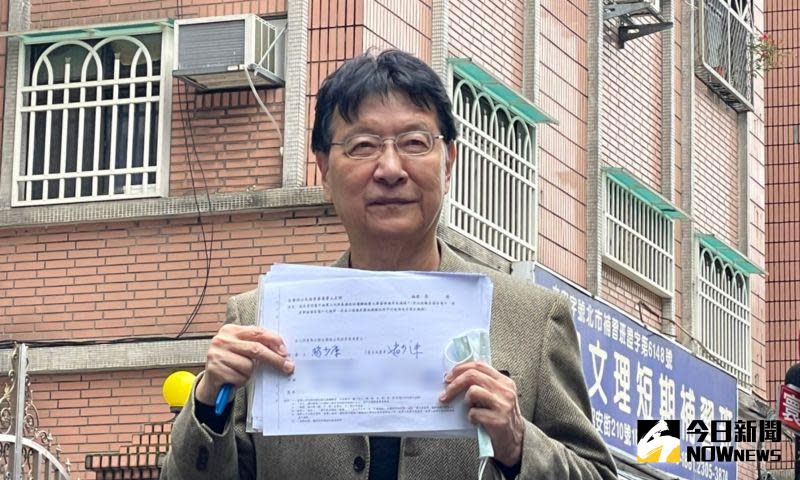 ▲中廣董事長趙少康帶著自己的藻礁公投連署書，前往荒野保護協會繳交。並要求蔡政府不要阻攔公投，應勇敢出來面對辯論。（圖／記者丁上程攝，2021.03.02）