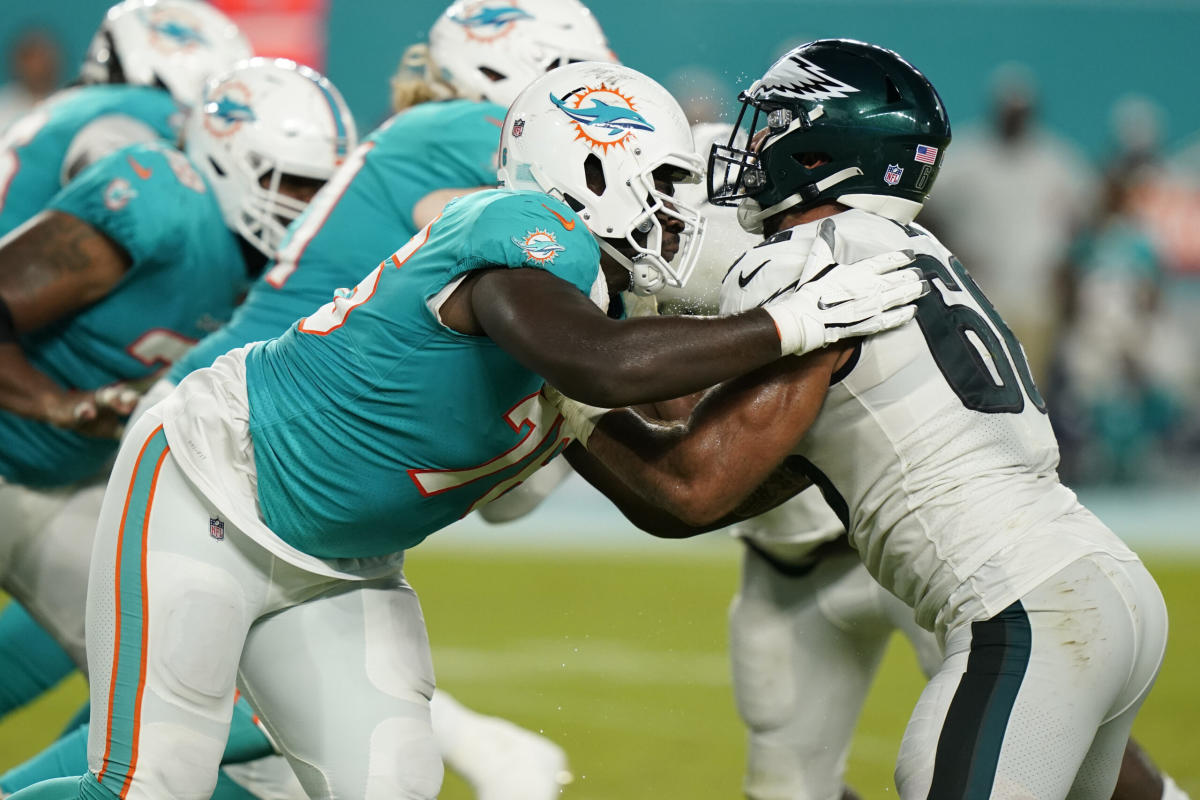 Miami Dolphins elevate tackle Kion Smith for Sunday's game against Chicago  Bears; Verone McKinley III not elevated - The Phinsider