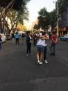 <p>MEX53. CIUDAD DE MÉXICO (MÉXICO), 16/02/2018.- Personas esperan afuera de sus oficinas y vehículos tras un sismo registrado hoy, viernes 16 de febrero de 2018, en Ciudad de México (México). Un fuerte sismo de magnitud preliminar 7 sacudió hoy la Ciudad de México, así como el centro y el sur del país a las 17.39 hora local (23.39 GMT), con epicentro a ocho kilómetros al noreste de Pinotepa Nacional, estado sureño de Oaxaca, informó el Servicio Sismológico Nacional. EFE/Cristina Sánchez </p>