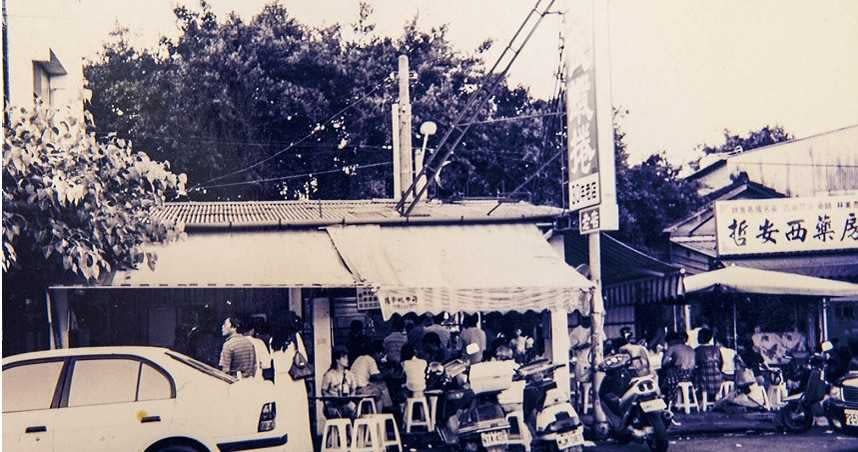 昔日在觀音亭旁創立的「周氏蝦捲」，原店名為「安平蝦捲」。（圖／周志峯提供）