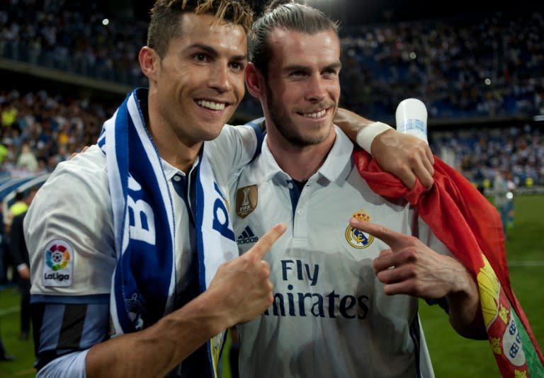 Real Madrid's forwards Cristiano Ronaldo (L) and Gareth Bale celebrate the La Liga title