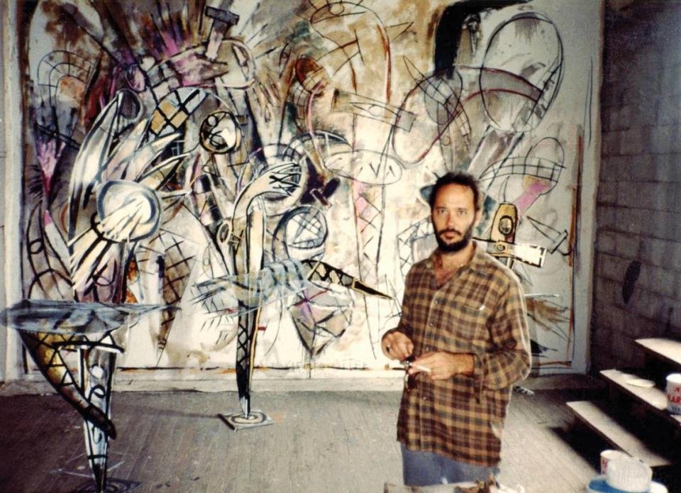 El artista Carlos Alfonzo en su estudio de Miami.