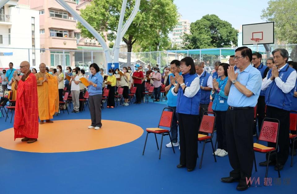 縣長張麗善表示，夏日的高溫讓人渴望遮蔭，因此籌建風雨球場是鄉親的期待。縣政府與斗六市公所共同籌資近2000萬打造此場館，歷時3-4年完成工程，預計下週將正式啟用。特地邀請廣心上人前來祈福，期望使用者安全，也祈願0403花蓮大地震的受難者能渡過難關。