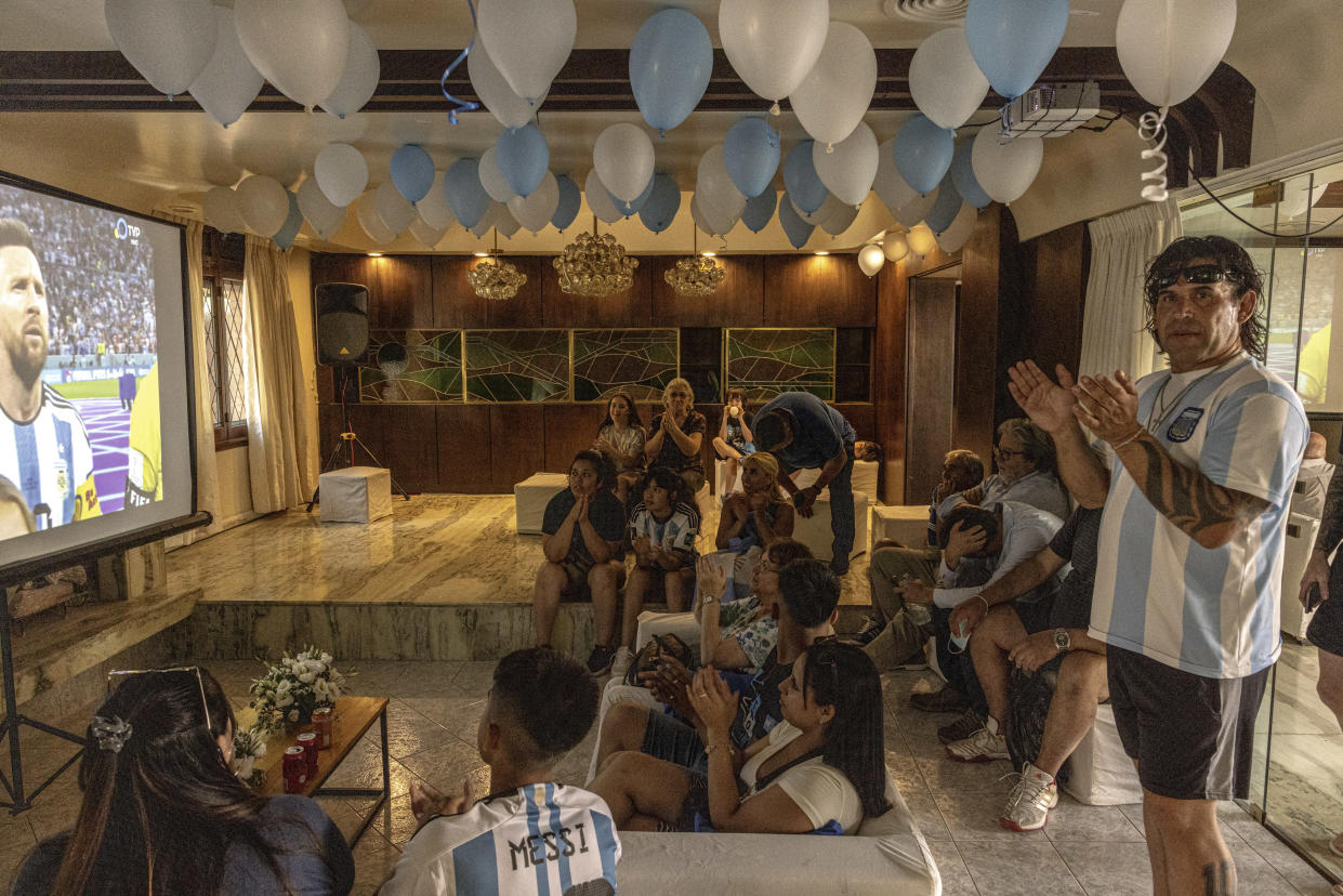 Fanáticos argentinos de fútbol ven el partido contra Croacia en la antigua casa de Diego Maradona en Buenos Aires, Argentina, el 13 de diciembre de 2022. (Sarah Pabst/The New York Times)
