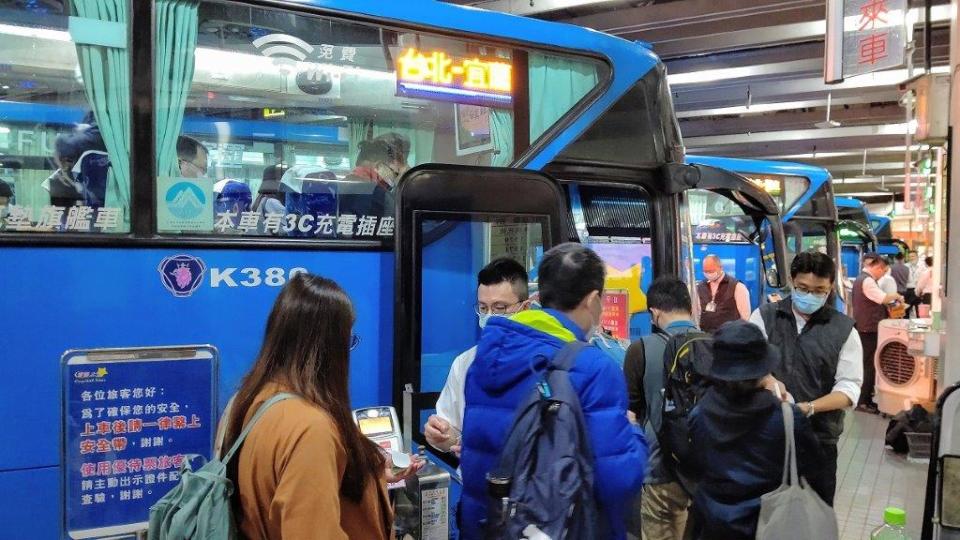 4歲以上乘客搭大型車上國道未繫安全帶，12月1日起將開罰3000元至4500元（客運資料照）。   圖：台北區監理所／提供