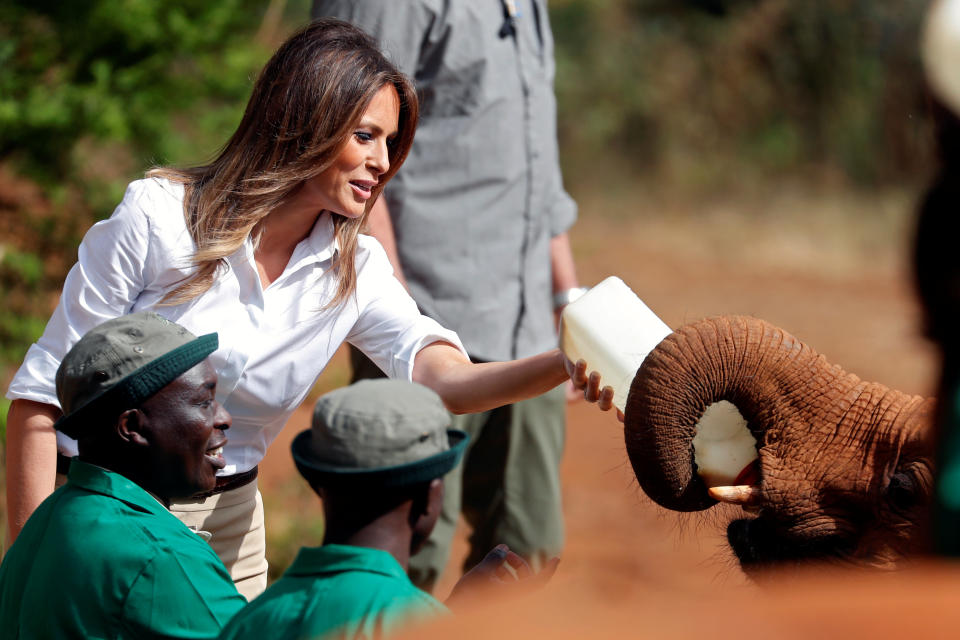 Un momento singular y afable fue cuando Melania Trump dio de beber leche en sendas botellas a dos bebés elefante en Kenia. (Reuters)