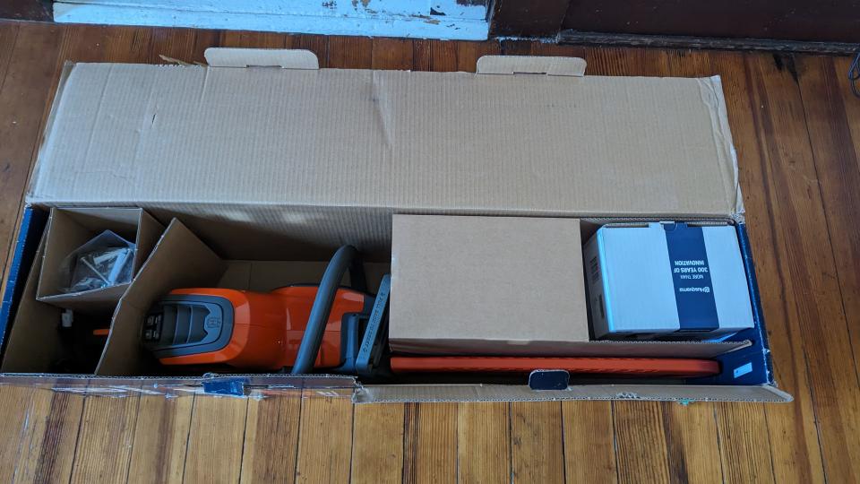 Contents of the box, the Husqvarna Power Axe 350i Cordless Electric Chainsaw