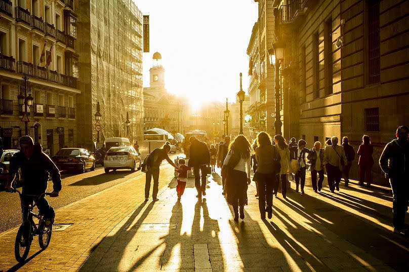 Super accessible : Les gens se promènent à Madrid à "l'heure dorée"