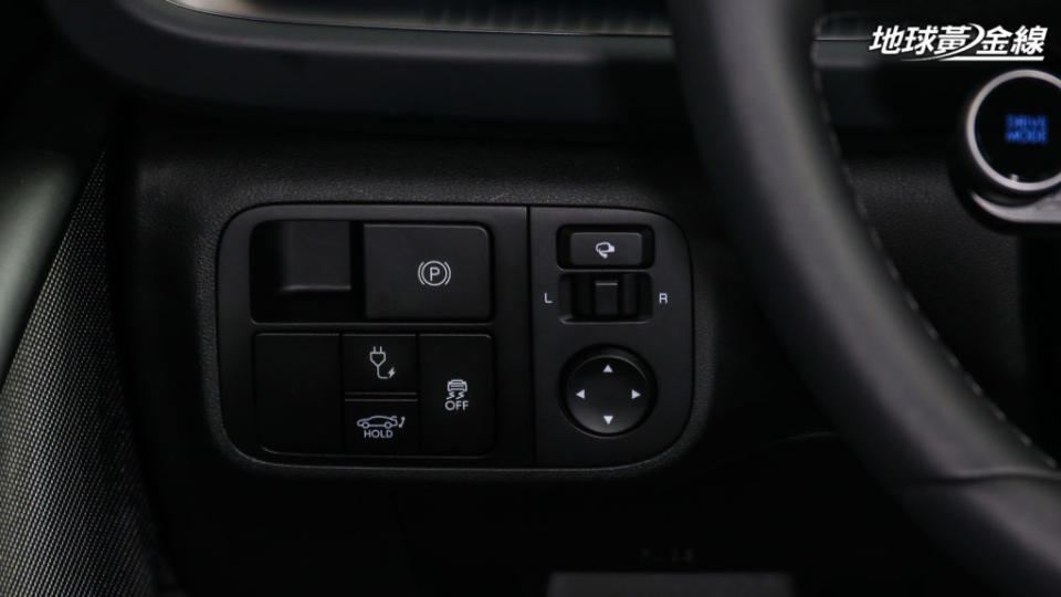 在Ioniq 6上，設計師盡可能地維持車門簡潔，除車窗開關外，後視鏡調整按鈕也移往儀錶台。(攝影/ 陳奕宏)