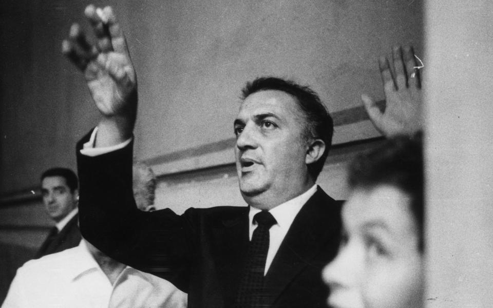Federico Fellini (1920-1993) war der wohl wichtigste Filmemacher Italiens - eines Landes, das nach dem Zweiten Weltkrieg zu einer der bedeutendsten Kinonationen überhaupt wurde. Ein Fellini-Film lässt sich mit Worten kaum beschreiben, sondern vor allem erspüren: Wild, sinnlich, surreal sind Werke wie "Das süße Leben", "Achteinhalb", "Roma" oder "Stadt der Frauen". (Bild: Marco Emili/Keystone/Getty Images)