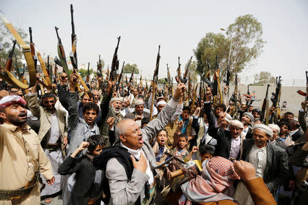 Tribesmen loyal to the Houthi movement raise their weapons as they gather to show support to the movement in Sanaa, Yemen, May 26, 2016. REUTERS/Khaled Abdullah