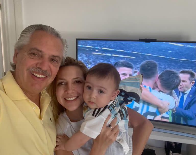 Alberto Fernández celebró con su mujer y su hijo el campeonato mundial del seleccionado