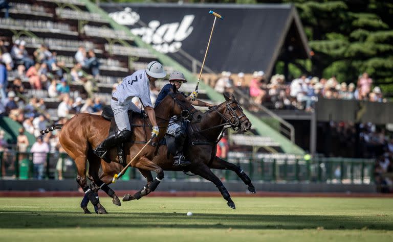 Con la platea A de fondo y en un gran sábado de polo, Zubía golpea ante Diego Cavanagh, uno de los dos incorporados a La Dolfina este año.