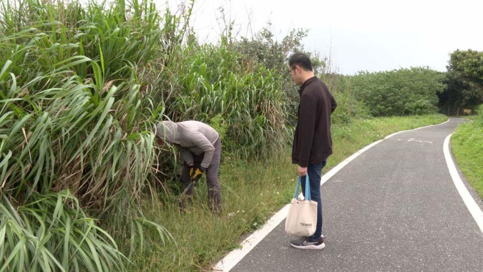 研究人員找尋點位埋設偵測儀器