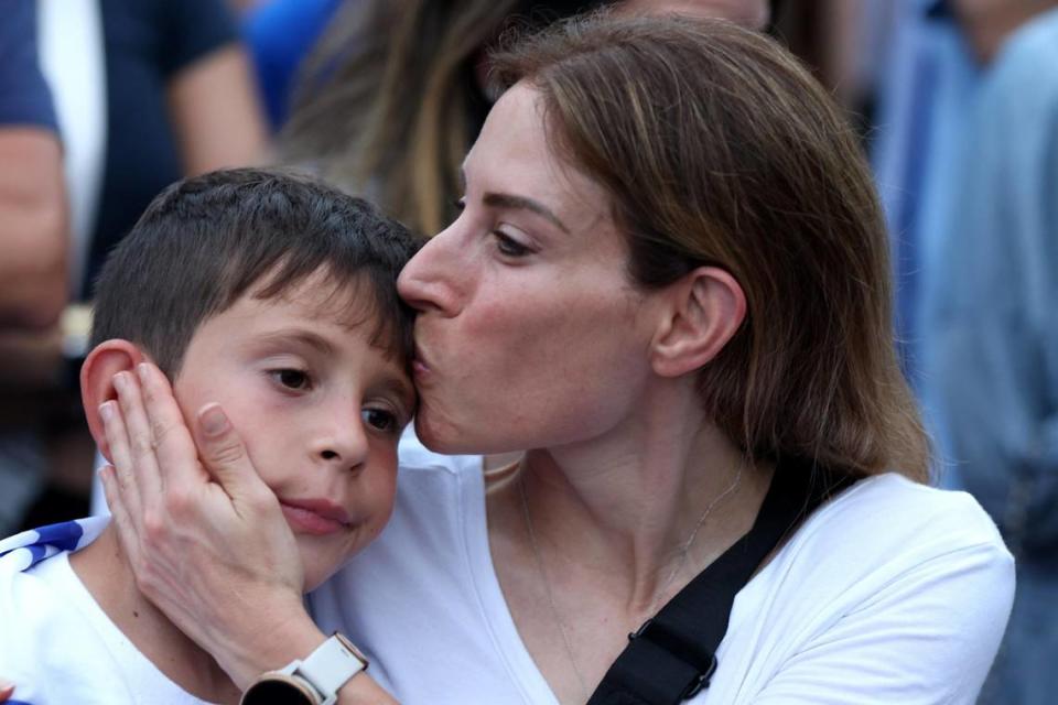 Attendees openly grieved alongside members of the South Florida Jewish community and allies gathered at the Waterways Shoppes in Aventura to support Israel in its war against Hamas on Monday, Oct. 9, 2023. Carl Juste/cjuste@miamiherald.com