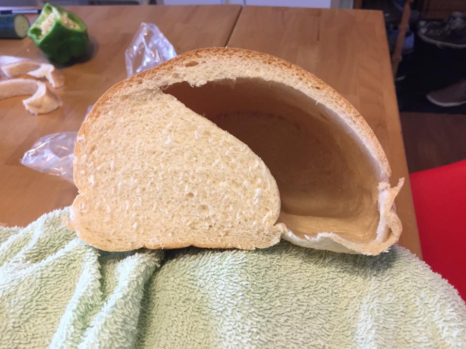 <p><span>Eigentlich ist es fast schon eine Kunst, so ein Brot zu backen. Hut ab für den Bäcker. (Foto: Imgur.com, searmid)</span> </p>