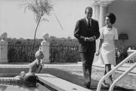Terminamos con una imagen del rey emérito fumando y paseando con su esposa por el palacio de La Zarzuela. Este <em>total white</em> es otro ejemplo de que doña Sofía era una <em>it girl</em> de los 60. (Foto: David Lees / Getty Images)