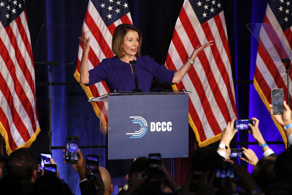 La líder demócrata de la Cámara de Representantes Nancy Pelosi sonríe al ser vitoreada por partidarios en un evento de la noche de las elecciones legislativas en el Hotel Hyatt Regency en Washington el martes 6 de noviembre del 2018. (AP Foto/Jacquelyn Martin)