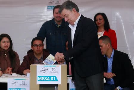 El presidente de Colombia, Juan Manuel Santos, cuando deposita su voto en un plebiscito sobre el acuerdo de paz entre el Gobierno y la guerrilla de las FARC, plaza Bolívar en Bogotá, Colombia, 2 de octubre de 2016. REUTERS/John Vizcaino