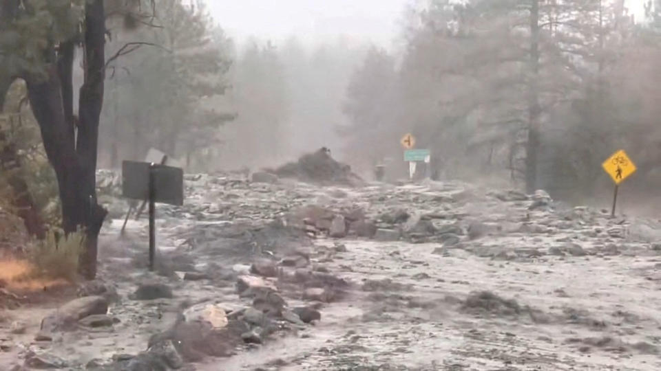 Des eaux de crue jaillissantes et des débris sont vus lors de la tempête tropicale Hilary, dans la forêt nationale d'Angeles, Californie, États-Unis, le 20 août 2023, dans cette capture d'écran d'une vidéo à distribuer.  CALTRANS/Handout via REUTERS CETTE IMAGE A ÉTÉ FOURNIE PAR UN TIERS.  CRÉDIT OBLIGATOIRE