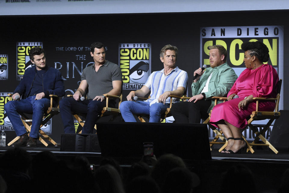 De izquierda a derecha Robert Aramayo, Benjamin Walker, Charles Edwards, Owain Arthur y Sophia Nomvete en un panel de "The Lord of the Rings: The Rings of Power" (“El Señor de los Anillos: Los anillos de poder”) en el segundo día de la Comic-Con el viernes 22 de julio de 2022 en San Diego. (Foto Richard Shotwell/Invision/AP)