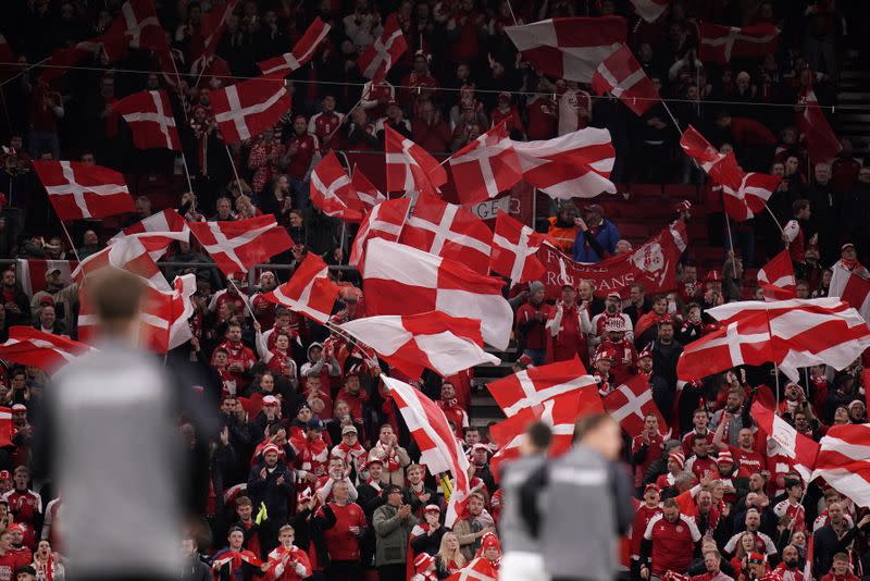 Los hinchas daneses previo al partido con Austria, por el Grupo F de la eliminatoria europea rumbo a Qatar 2022, en Parken Stadium, Copenhague, Dinamarca