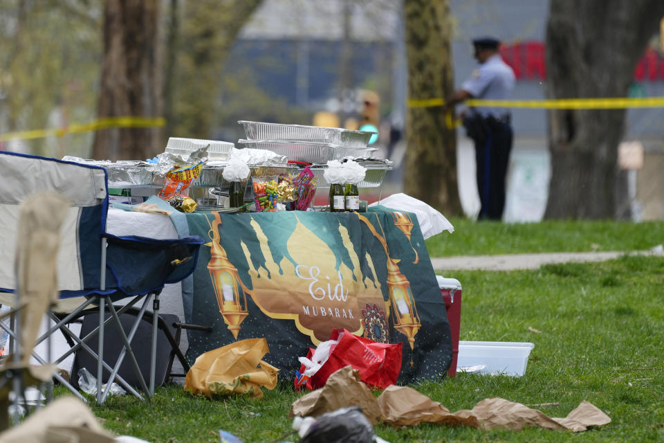 Esta fotografía muestra objetos personales dejados en el sitio donde se registró un tiroteo en un evento de la festividad musulmana de Fin del Ayuno en Filadelfia, el miércoles 10 de abril de 2024. (AP Foto/Matt Rourke)