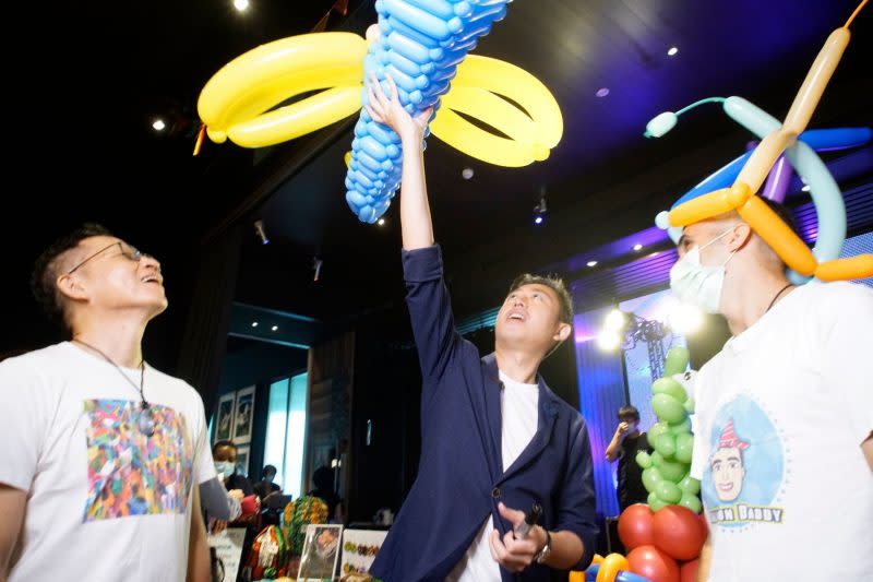 新竹市長林智堅展示活動現場的飛機氣球，也象徵帶領大家飛向世界。（新竹市文化局提供）