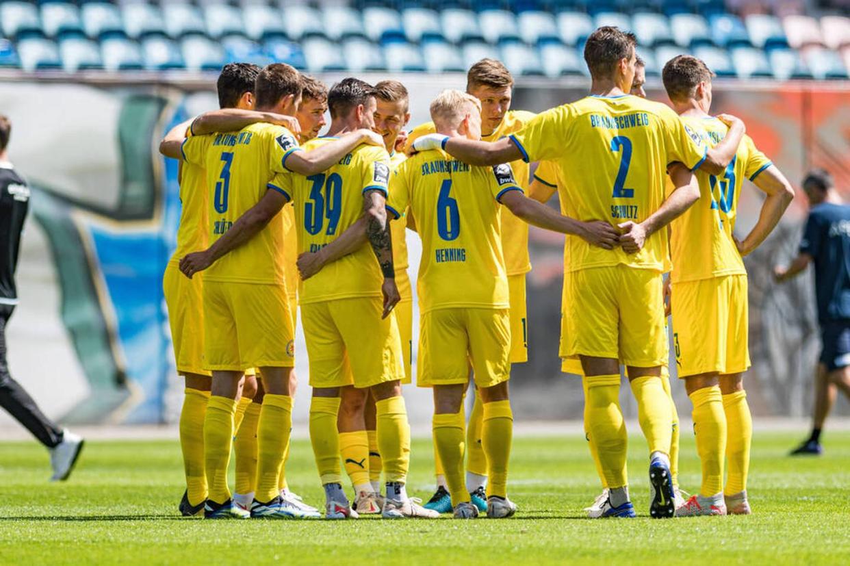 3. Liga mit Gedenkminute und Spendenaufruf