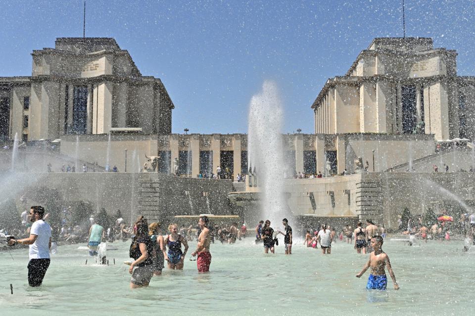 PARIS, FRANCE - JUNE 29: People cool down in the fountains of Trocadero near the Eiffel Tower during a heatwave in Paris, France on June 29, 2019.  (Photo by Mustafa Yalcin/Anadolu Agency/Getty Images)